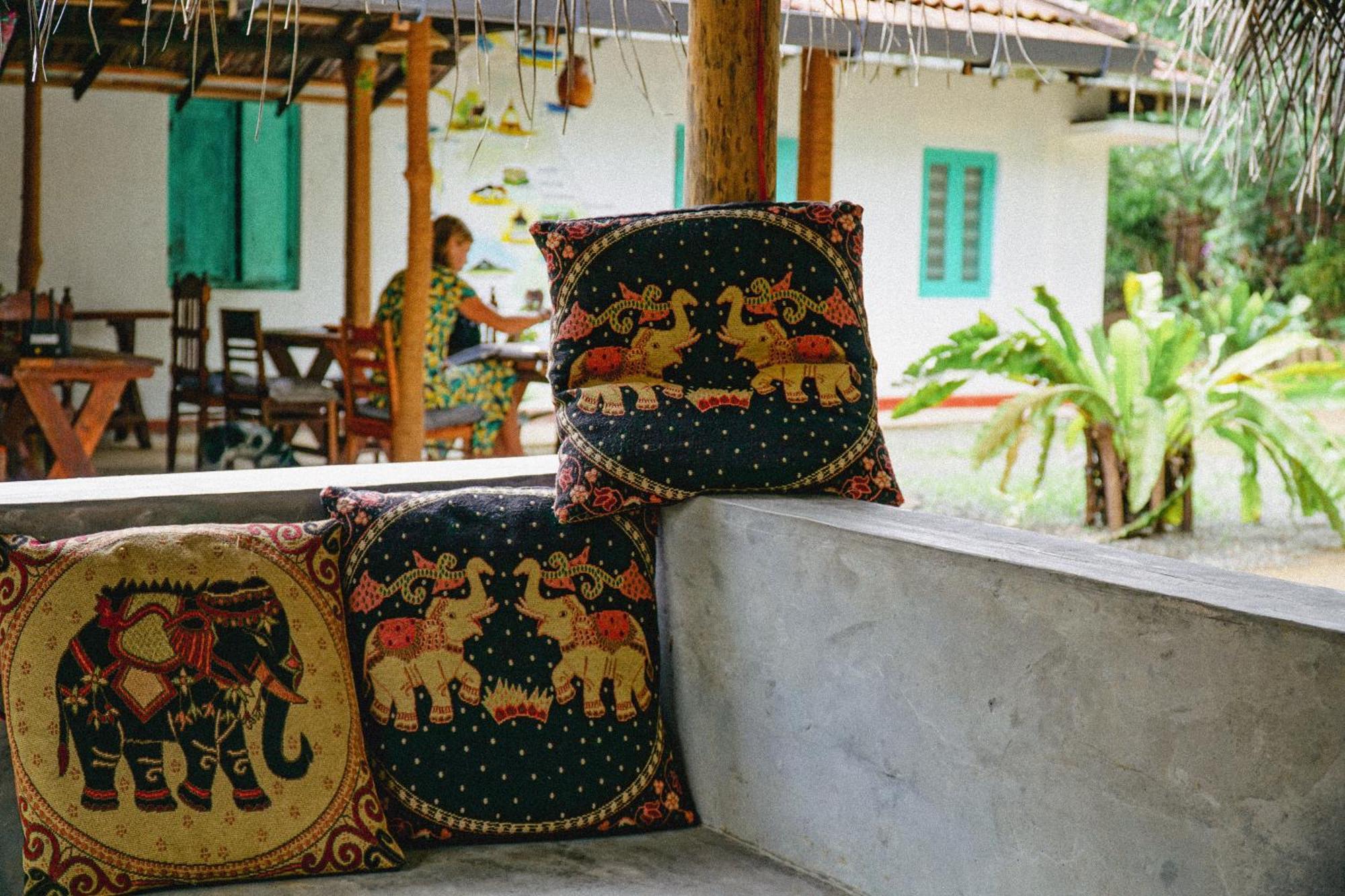 Lazy Monkey Surfhostel - Sri Lanka Dikwella Eksteriør billede