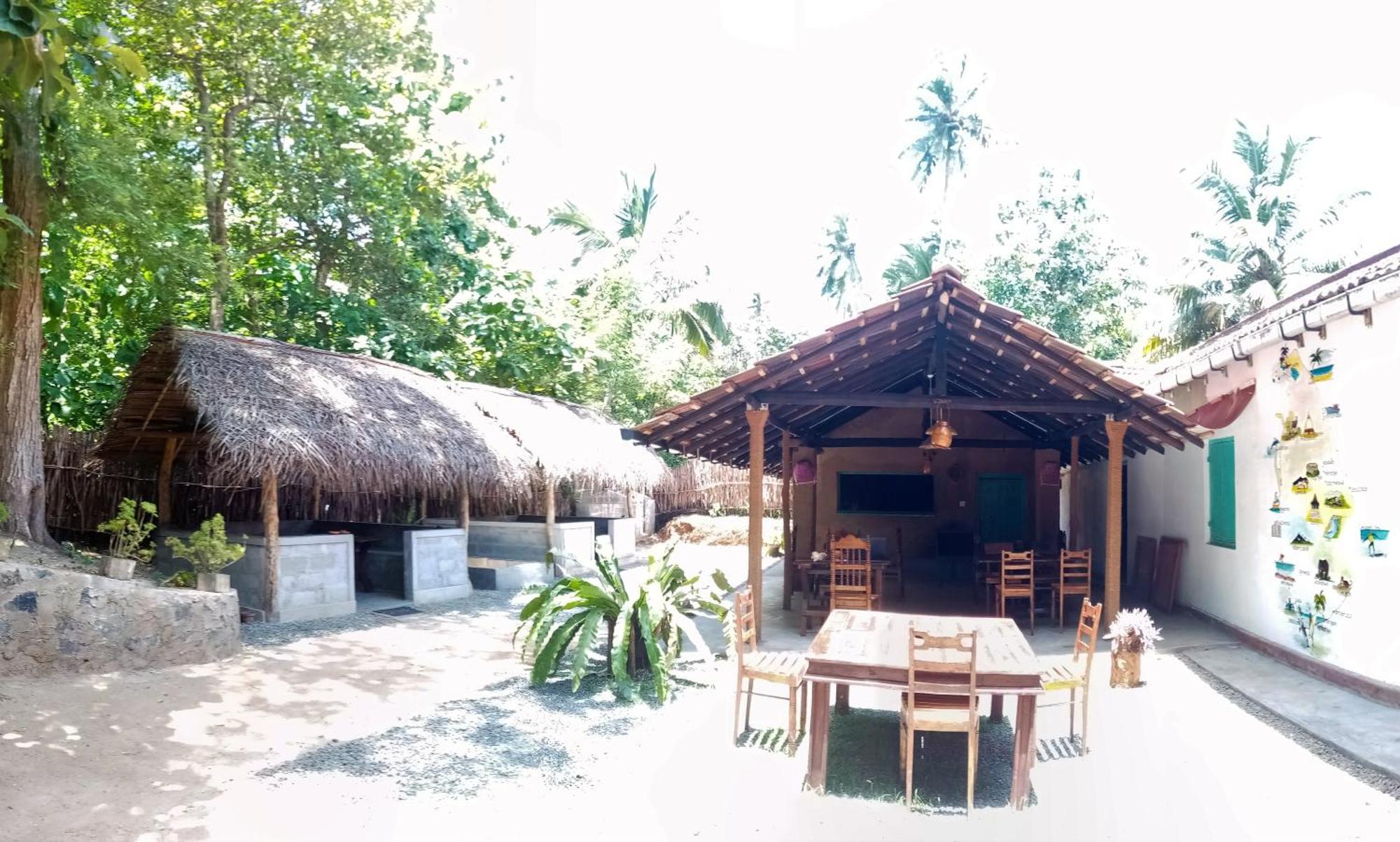 Lazy Monkey Surfhostel - Sri Lanka Dikwella Eksteriør billede